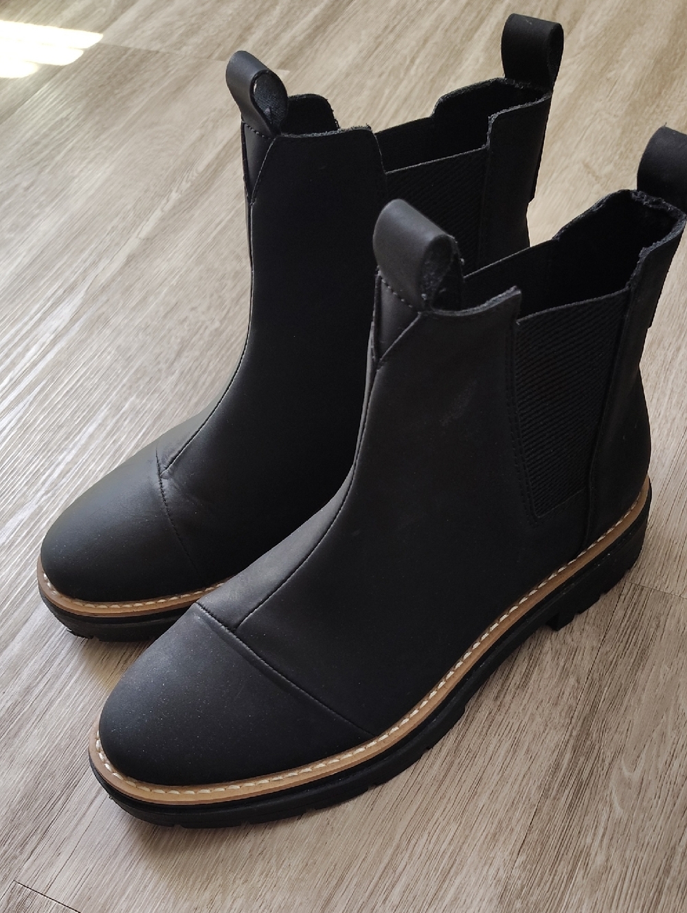 Black Chelsea Pull-On Boots with Contrast Welt Toms